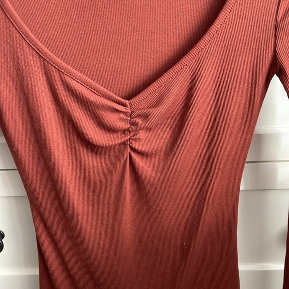 Madewell Women’s Stained Mahogany Fine Ribbed Sweatheart Tee Long Sleeve - XXS - Picture 4 of 6